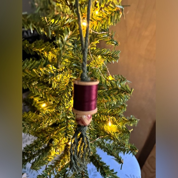 🧵Vintage Wood Spool Christmas Ornament - Maroon & green - Picture 2 of 2